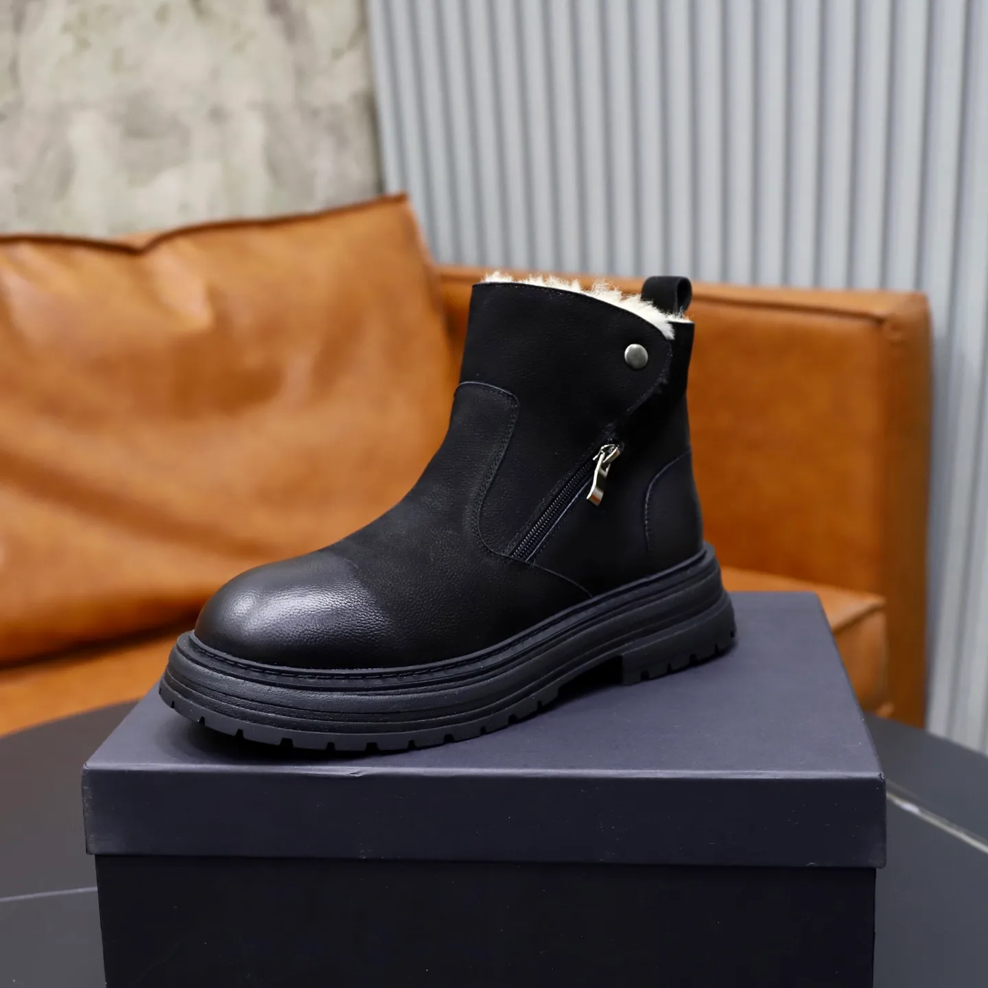 Ex-factory price: 680💰Thick wool imported from Australia Brand: UGG genuine purchasing agent Size: 38-44 (customized in 45) Grade: Official website 1:1 Material: First-layer genuine leather waterproof and antifreeze upper Real wool lining Original non-slip Soft wear-resistant outsole Style category: Men's casual shoes Trendy style Comfortable on the feet Color: Official website color synchronization
